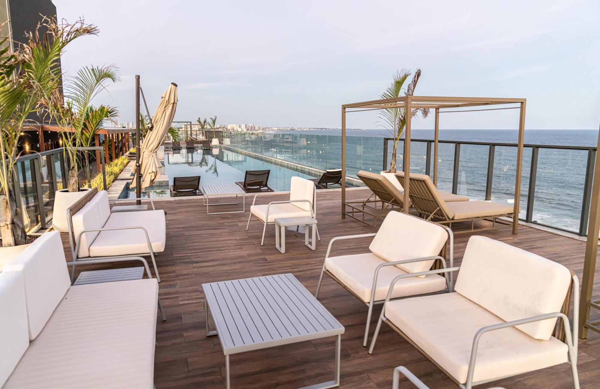 Apartamento Chic Beachfront Oasis With Stunning Ocean Views